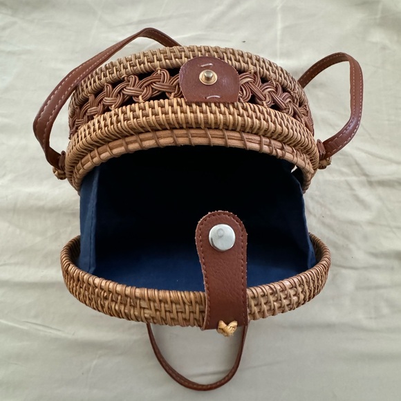 Hand woven round rattan crossbody - Picture 4 of 4